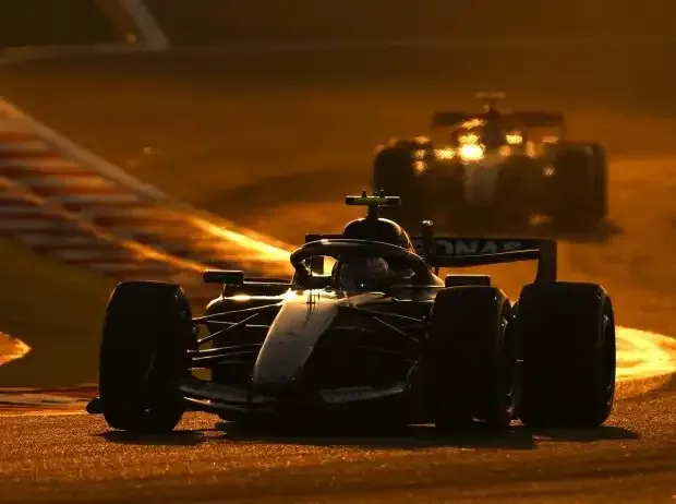 Title image for the news: Formula 1 cars during testing in Bahrain 20226