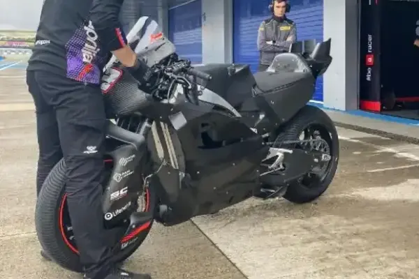 Aprilia follows suit: 2027 prototype makes its track debut