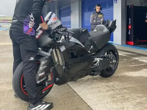 Aprilia follows suit: 2027 prototype makes its track debut