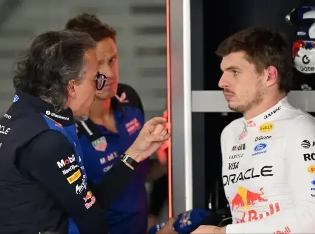 Titel-Bild zur News: Teamchef Laurent Mekies und Max Verstappen in der Red-Bull-Garage