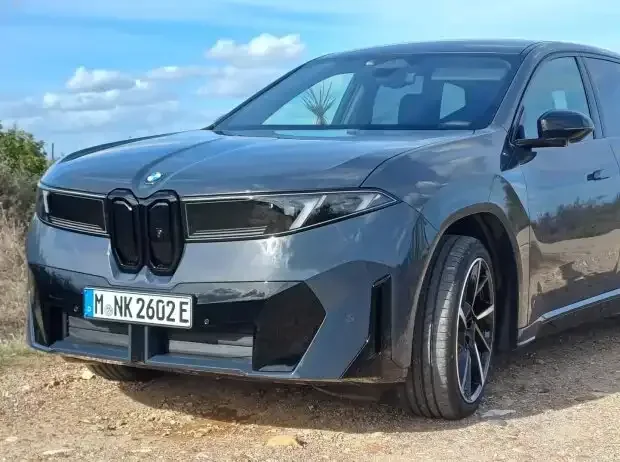 Titel-Bild zur News: BMW iX3 50 xDrive (2026)