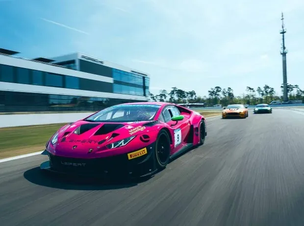 Gregor Drasal im pinken Lamborghini Huracan GT3 von Leipert Motorsport auf dem Hockenheimring.