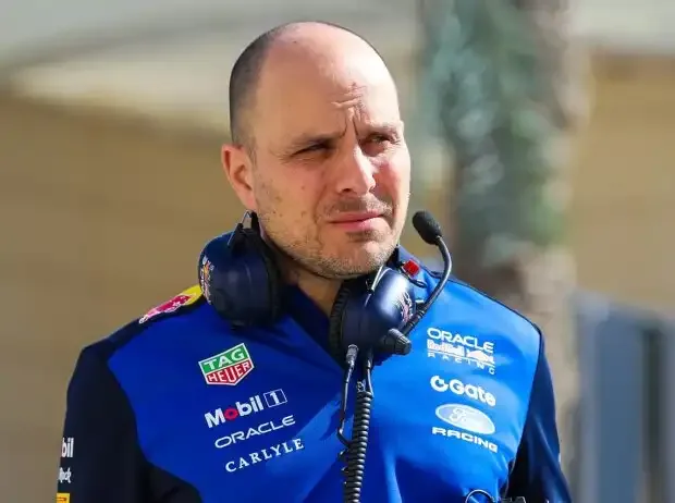 Verstappen engineer Gianpiero Lambiase ahead of spectacular move