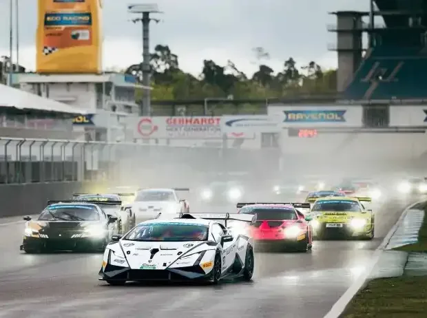 Titel-Bild zur News: Rennwagen der GT Summer Series fahren im Regen auf dem Hockenheimring