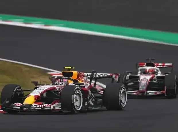 Title image for the news: Liam Lawson (Racing Bulls VCARB 03) ahead of Esteban Ocon (Haas VF-26) at the Formula 1 race in Japan 2026