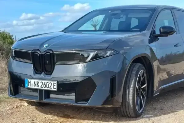 BMW iX3 40 (2026): New base model with 635 km range