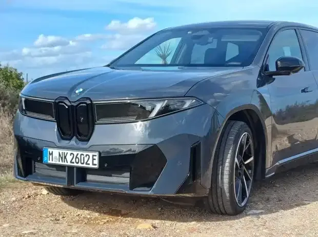 BMW iX3 40 (2026): New base model with 635 km range