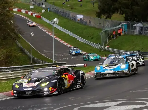 Titel-Bild zur News: Rennfahrzeuge auf der Nürburgring-Nordschleife