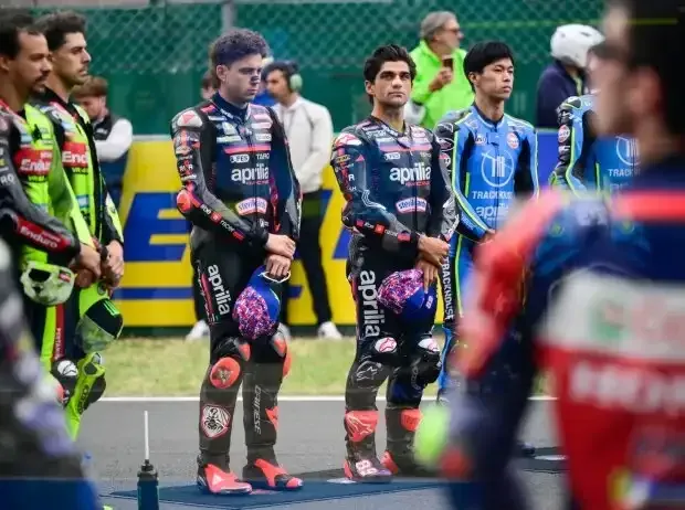 Titel-Bild zur News: MotoGP-Piloten bei der Nationalhymne