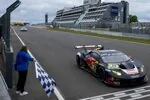 Mirko Bortolotti, Luca Engstler und Patric Niederhauser (Abt-Lamborghini) bei der Zieldurchfahrt der 24h Nürburgring