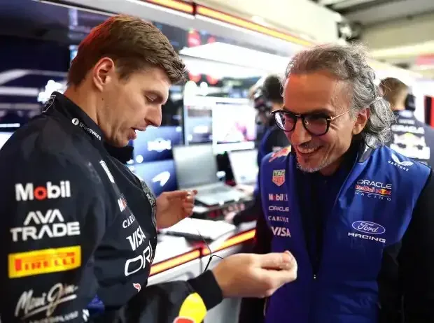 Titel-Bild zur News: Max Verstappen und Laurent Mekies in der Red-Bull-Garage