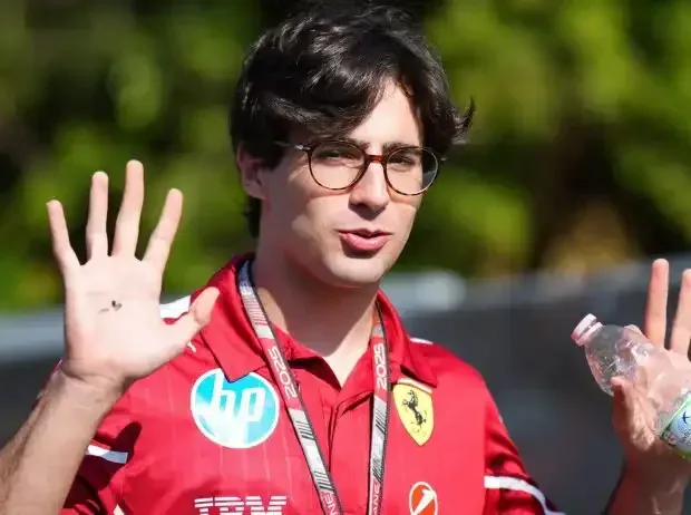 Titel-Bild zur News: Ferrari-Junior Rafael Camara im Formel-1-Fahrerlager