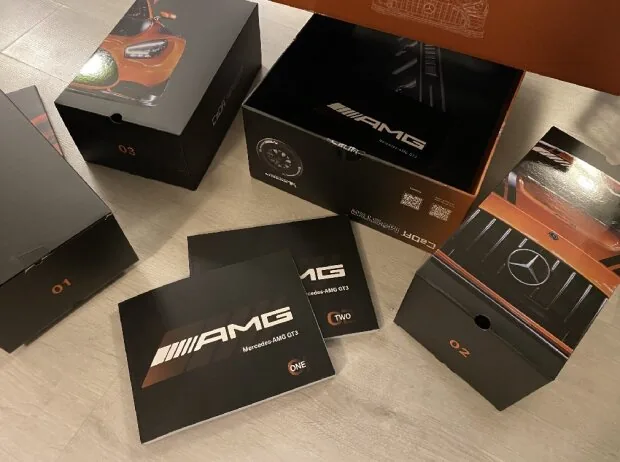 Elegant boxes and two instruction booklets make up the Mercedes set
