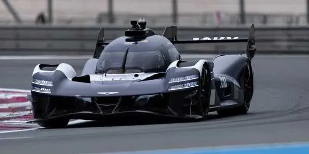 Aufeinandertreffen der Epochen: Jacky Ickx testet den Genesis-LMDh