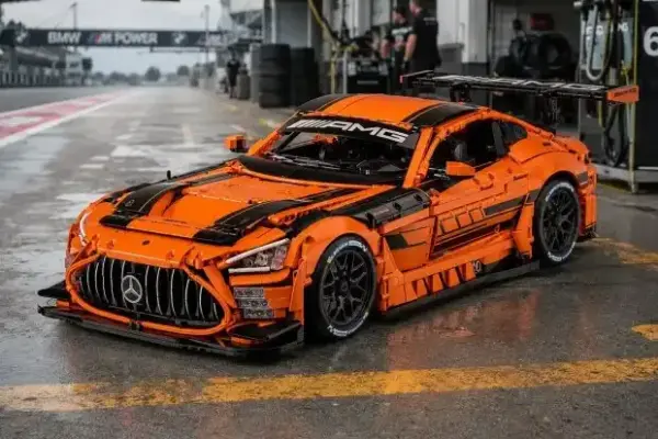 A Mercedes-AMG GT3 made from 5,466 pieces: The building block experiment