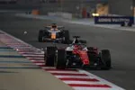 Charles Leclerc (Ferrari) und Arvid Lindblad