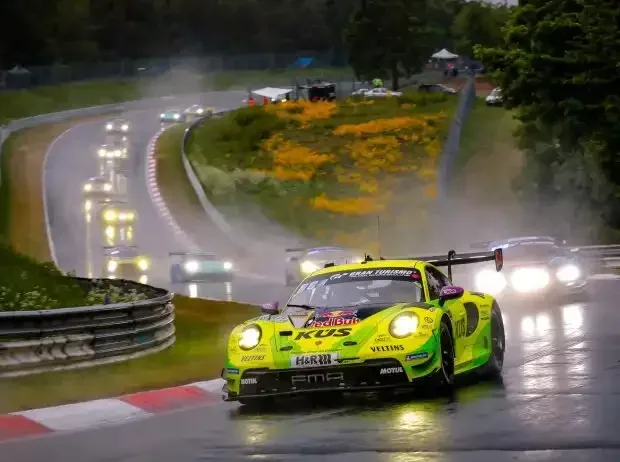 Titel-Bild zur News: Rennfahrzeuge im Regen auf der Nürburgring-Nordschleife