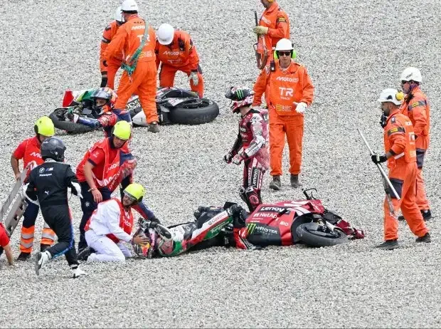 Titel-Bild zur News: Johann Zarco und Francesco Bagnaia nach dem MotoGP-Startcrash in Barcelona 2026