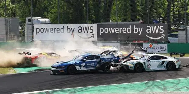 Massencrash bei der GTWC Europe in Monza in Kurve 1
