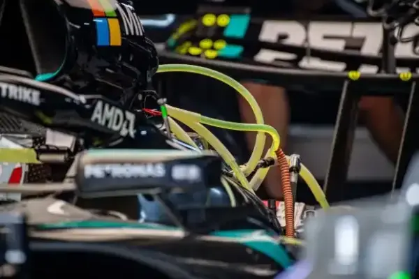 Mercedes with a radical solution: New rear wing winglets cause a stir
