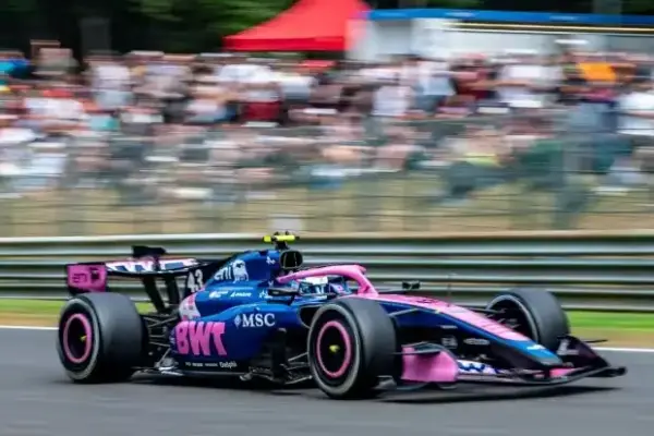 Like Mika Häkkinen 2000: Colapinto overtakes two cars at once in Spa!