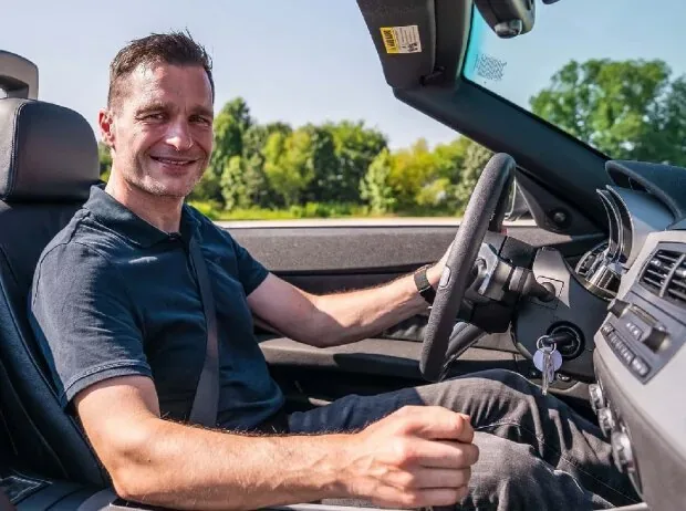 Christopher Otto von Motor1.com Deutschland ist sichtlich erfreut: Ein klassischer Saugmotor, Heckantrieb und strahlender Sonnenschein - die perfekten Zutaten für einen gelungenen Retro-Fahrbericht.