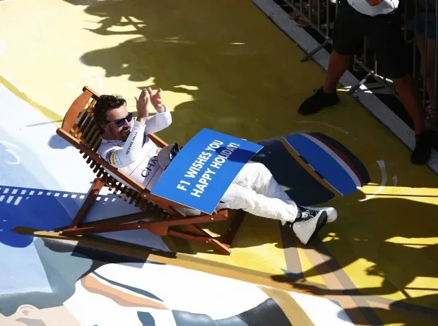 With sunglasses in a deckchair: Fernando Alonso in vacation mode