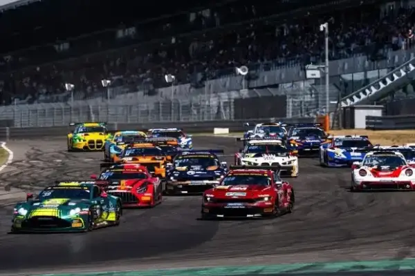 ADAC GT Masters: Comtoyou-Aston mit Debütsieg am Nürburgring