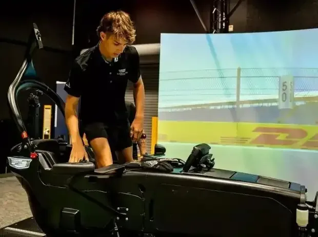 Titel-Bild zur News: Aiden Price im Cadillac-Simulator