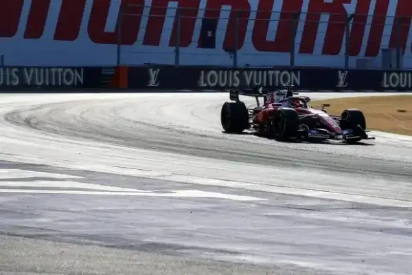 Crumbling asphalt causes trouble: "Really, really badly done!"