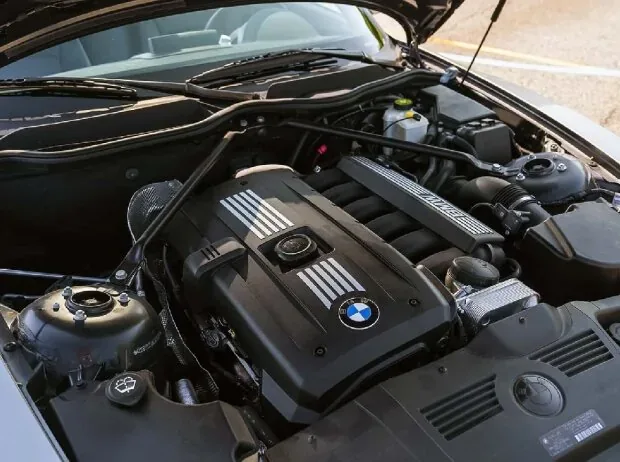 Klappe auf für eine Legende: Unter der gewaltigen Motorhaube schlägt ein echtes Sahnestück bayerischer Motorenbaukunst.