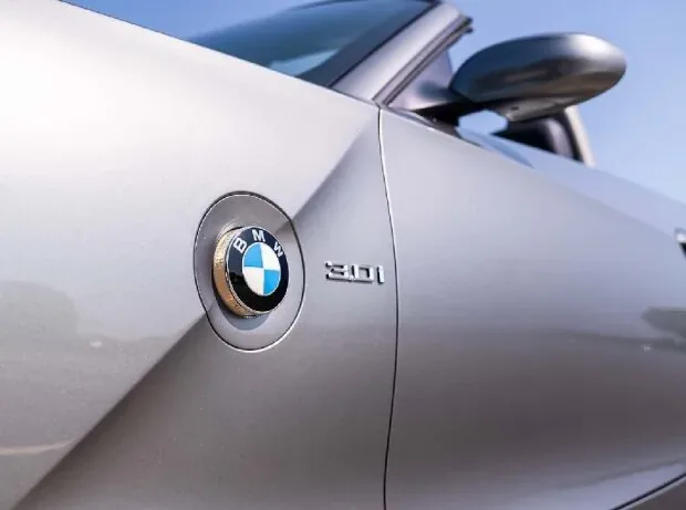 Ein liebevolles und ikonisches Detail der E85-Baureihe: Der Blinker in Form des BMW-Logos prangt seitlich auf dem vorderen Kotflügel, direkt daneben der Schriftzug