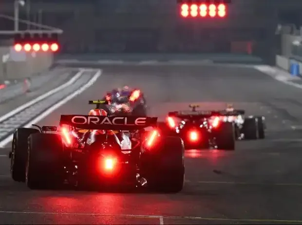 Title image for the news: Scene from the 2025 Formula 1 finale in Abu Dhabi with red taillights
