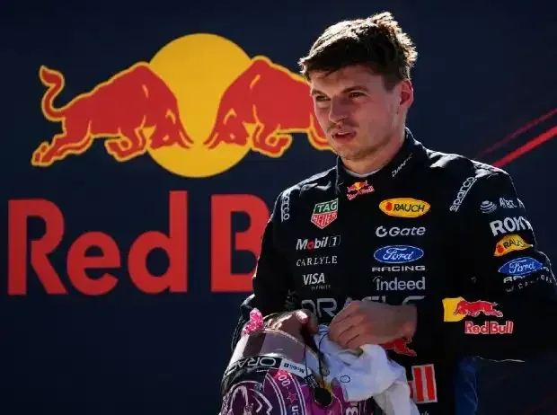 Title image for the news: Photo montage: Formula 1 driver Max Verstappen in front of a Red Bull logo