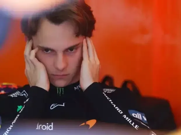 Title image for the news: McLaren driver Oscar Piastri with a thoughtful expression in the pit