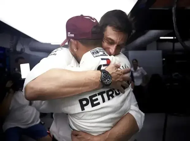 Titel-Bild zur News: Toto Wolff und Lewis Hamilton jubeln über die Poleposition 2018 in Singapur