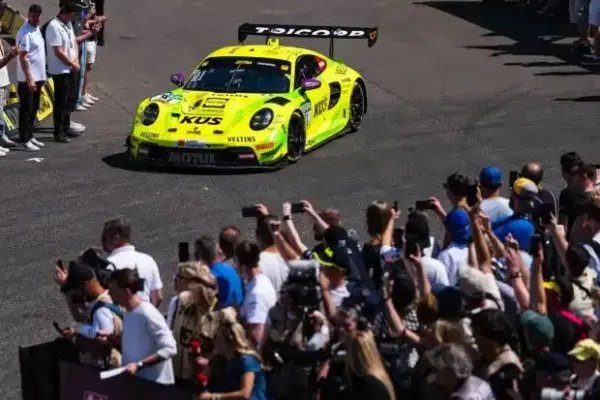Fanpodium premiere causes a stir: Did Manthey want new tires?