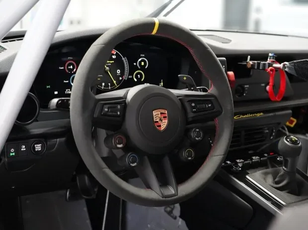 Das Cockpit des neuen Porsche 911 Challenge (2027)