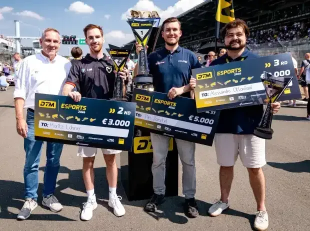 Titel-Bild zur News: Die Übergabe der Preise im Grid der DTM vor dem Rennen am Sonntag