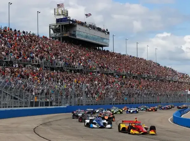 Titel-Bild zur News: Start zum IndyCar-Rennen in Milwaukee 2025