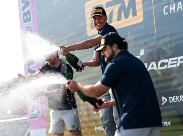Die Champagnerdusche darf auch im virtuellen Motorsport nicht fehlen
