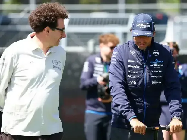 Titel-Bild zur News: Mattia Binotto (Audi) im Gespräch mit Carlos Sainz (Williams)