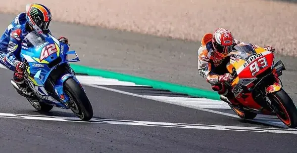 MotoGP live ticker Silverstone: Aprilia trio leads sprint, Marquez P9