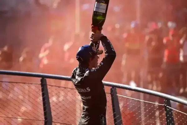 After Leclerc crash: Antonelli wins after incredible comeback in Monza!