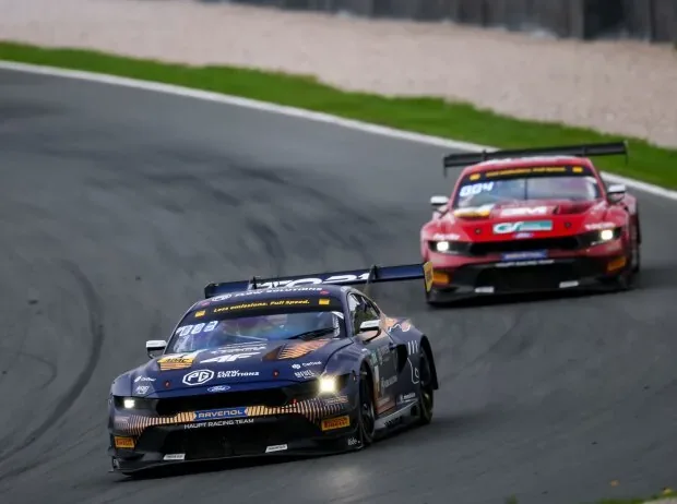 Die beiden Ford Mustang von HRT im ADAC GT Masters 2026
