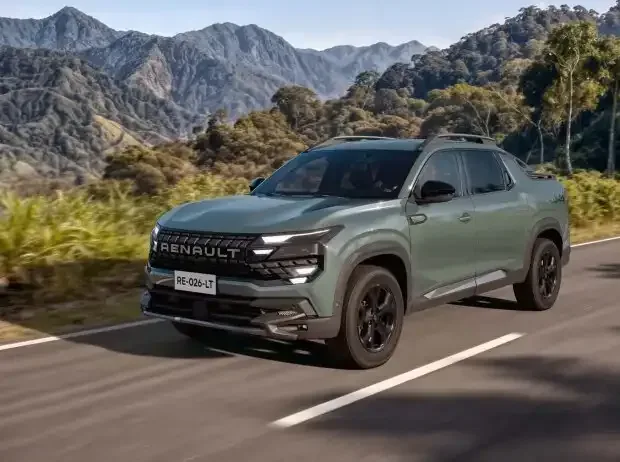 Title image for the news: A green Renault Niagara pick-up drives on a mountain road. The midsize truck was specially developed for the Latin American market.