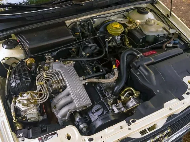 A look under the hood of our Audi 90 five-cylinder: in the 2.3 E variant it produces 136 hp and delivers its power to the road via all-wheel drive