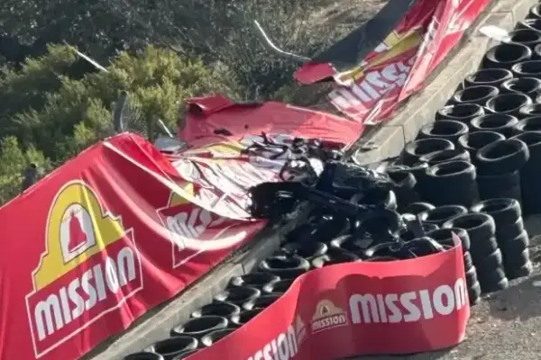 Horrorcrash in der Corkscrew: Porsche fliegt meterweit in die Botanik