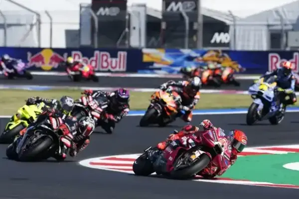 Bezzecchi beaten again in Curve 1: Tire poker pays off for Marquez once again