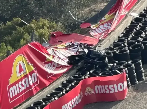 Titel-Bild zur News: Zerstörte Reifenbarriere nach dem Horrorcrash von Manuel Gil Del Real in der Corkscrew des Laguna Seca Raceways